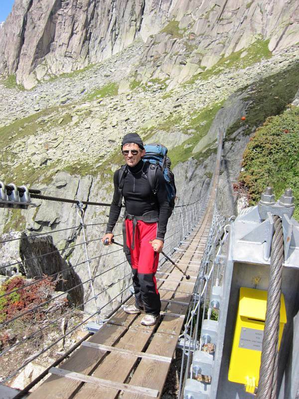 Bild1_Canon_0221.jpg - Die neue Hängebrücke kurz vor dem Salbit-Biwak. Hier sind die neuen Event-Alpinismus-Bauwerke wenigstens mal den Kletterern enorm nützlich, da dadurch die scheußliche Schluchttraverse vermieden und der Zugang um mehr als eine halbe Stunde verkürzt wird.